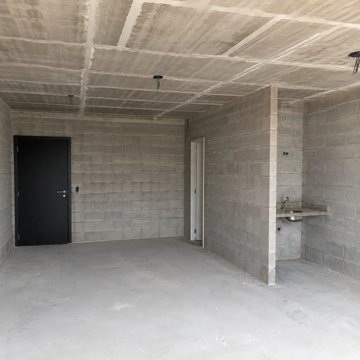 Reforma de escritório corporativo no Rio de Janeiro com piso vinílico e iluminação