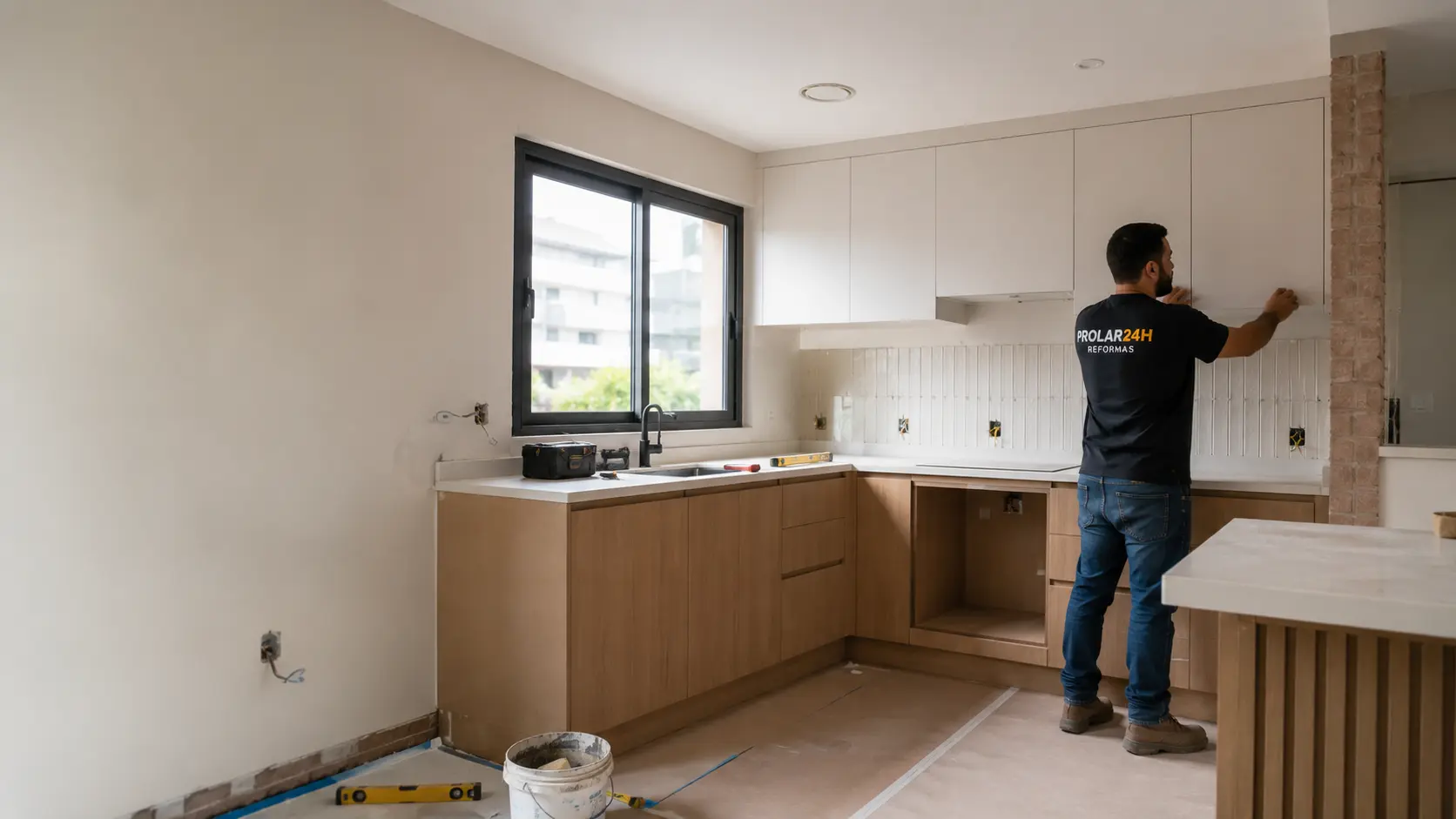 Instalação de marcenaria em reforma de cozinha no Rio de Janeiro - Prolar24h Reformas