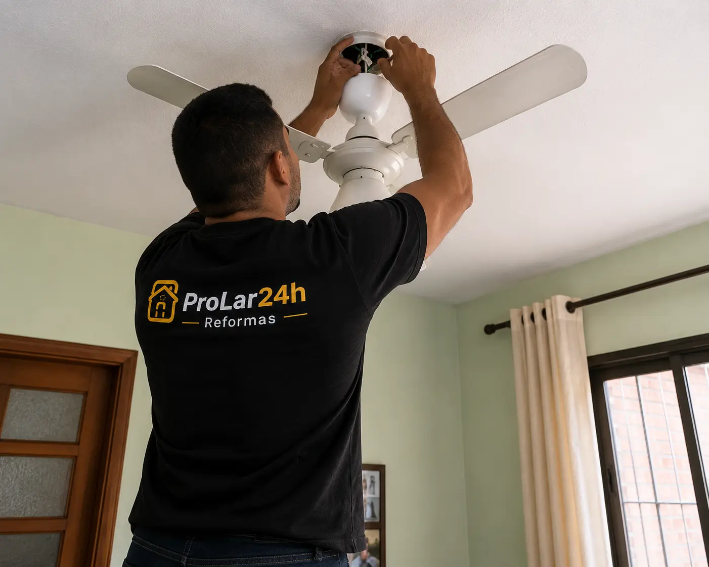 Profissional realizando serviço de elétrica residencial